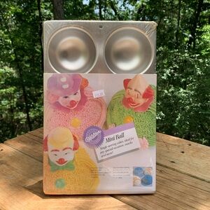 NWT WILTON MINI BALL CAKE PAN